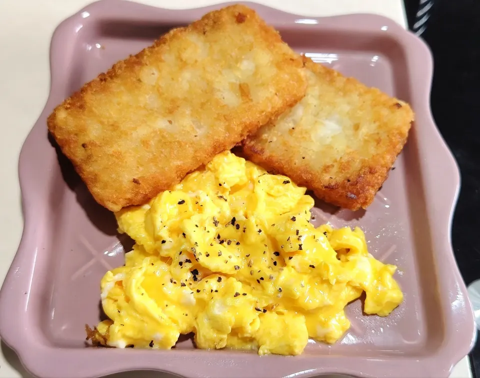 Just scrambled eggs + hash browns😋|🍒lynnlicious🍒さん