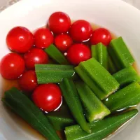 めんつゆ漬け(茹で、冷ましたオクラ、父作ミニトマト)