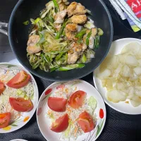 [鶏ももとネギの照り焼き]と[玉ねぎの柚子胡椒炒め]と[サラダ]|陽さん