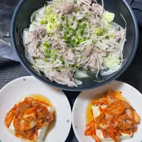 [豚バラのキャベツもやし蒸し]と[豆腐のごま油キムチ乗せ]|陽さん