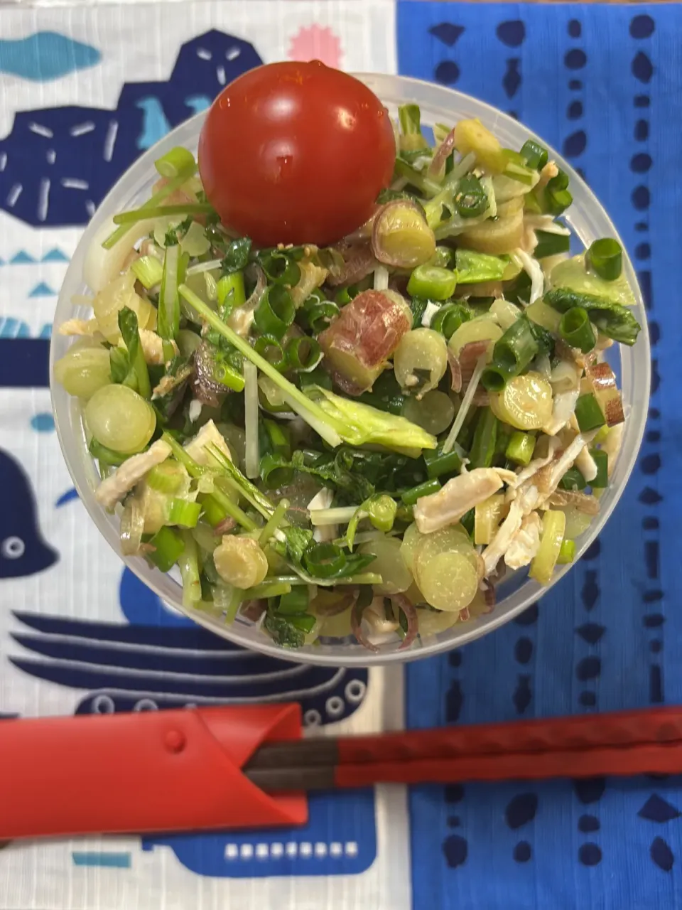 うどん　ミニトマト　ワカメ　香味野菜　鶏胸肉|kaori_831さん