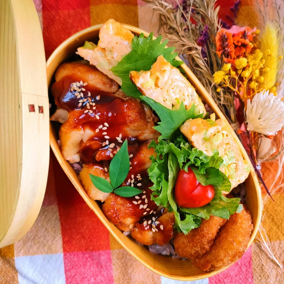 照り焼きチキン弁当
　照り焼きチキン
　コロッケ
　だし巻きたまご
　
美味しくできました✨|ふかふかごはんさん