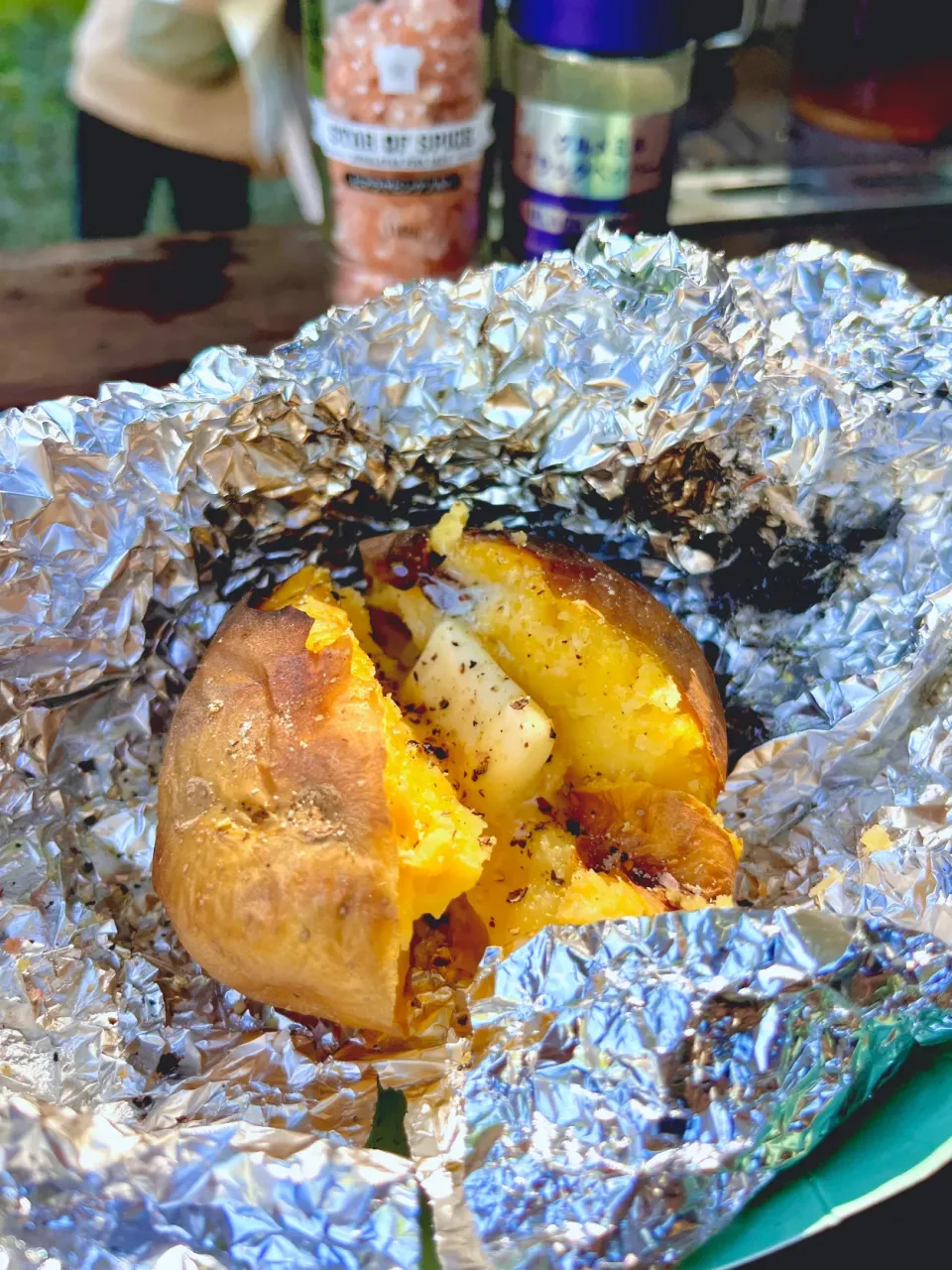 焚き火でじゃがバター🥔|＊.｡.＊ yükinaﾟ＊.｡.＊さん