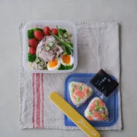 紅鮭と枝豆のおにぎりと　　　　　　　　　　　　Ziplocで
冷しゃぶサラダラーメンのお弁当♡ ﾟ+｡:.ﾟ|ohanaさん
