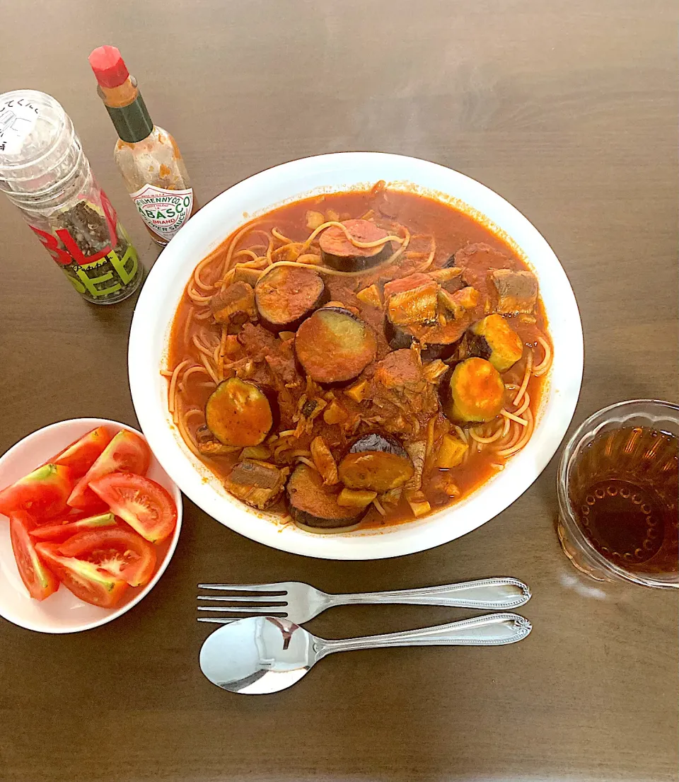 にんにくたっぷりイワシ缶と茄子のトマトソーススパゲッティ　今朝、藤沢の家内（はやと）のところから名古屋に戻ってきました。連休中、色々散財したので、しばらくは節約メニューです。今日のメニューも全部冷蔵庫や食品戸棚にあるものだけで作りました。|なびさん