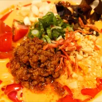 【2011年志茂で創業】 
自家製麺ほうきぼし 赤羽駅前店 
冷やし豆乳担担麺（1,200円) 
＋生卵 (100円)
@赤羽2分 
25194
〈醤98塩29噌󠄀15タ7昆9出9F11
冷15混1〉| 大脇さん