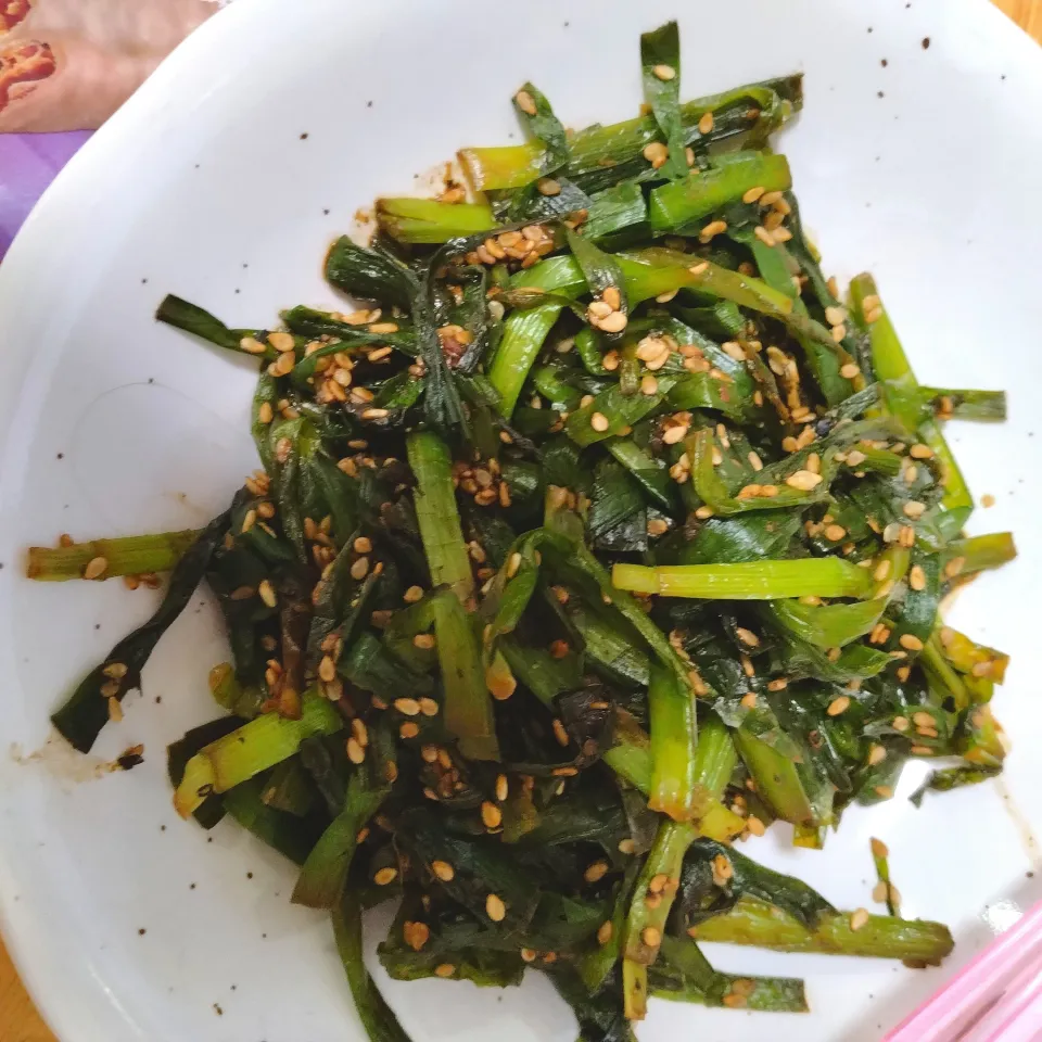 ニラのおひたし|もちもちだいたいひこ🐺さん