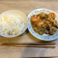 ふるさと納税で余ってたホタテとエビ使ってガーリックきのこ炒め|りょうさん