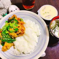 ごはん、大根とわかめの味噌汁、鶏肉と夏野菜のカレー炒め、茶碗蒸し|サトリさん
