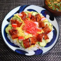 秋刀魚の蒲焼きちらし寿司＆オクラと卵のお味噌汁♪ムスコの置きランチ