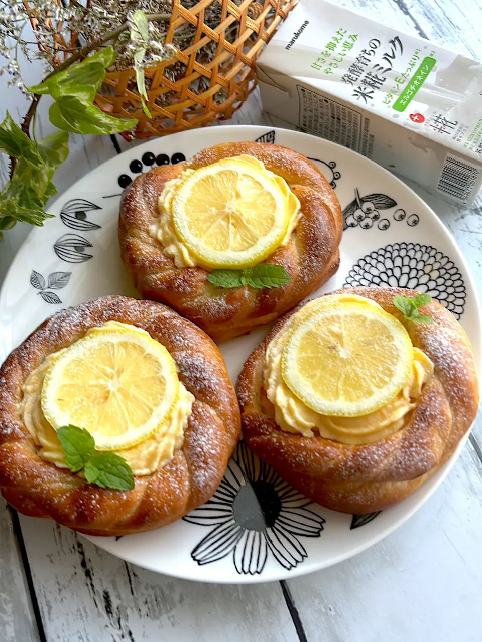 レモンカスタードクリームパン🍋|とんちんさん