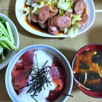 🌛*゜マグロとろろ丼 / キャベツ・ソーセージの焼肉タレ炒め / サラダ / 味噌汁 |Ayakaさん