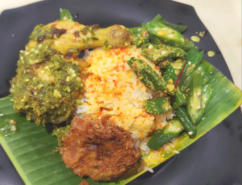 Lunch 👀Green chilli chicken, lady fingers begedil coconut curry with rice so yummy 😍😋🤤🍛🌶️🍗💚|🍒lynnlicious🍒さん