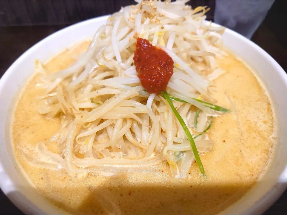 【1974年創業】 
手打ちらーめん 満月
白味噌󠄀ら〜めん (980円)
＋もやし (150円)
@赤羽2分 
25195
〈醤98塩29噌󠄀16タ7昆9出9F11
冷15混1〉|大脇さん