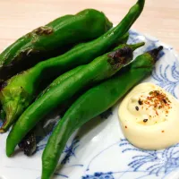 万願寺とうがらしの素焼き　七味マヨ添え|あゆみ│ハレシピさん