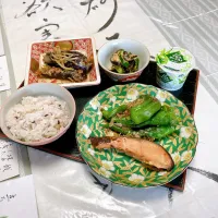 grandmaの晩ごはん☆ 今夜は茄子🍆の煮浸し、鮭と万願寺とうがらしを焼きました…即席しば漬けで頂きます|kaoriさん