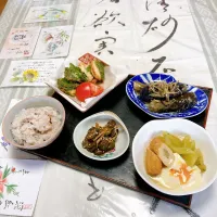grandmaの晩ごはん☆ 今夜は鶏胸肉の青じそ揚げ、きゅうりのあんかけ、玉子とゴボウ天も共に煮ました、
茄子🍆の煮浸しは昨日の…
Qちゃん漬けで頂きます|kaoriさん