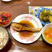 鰤の照り焼き　野菜のコンソメスープ　じゃがいもとピーマンの胡麻和え　無限トマト|おさむん17さん
