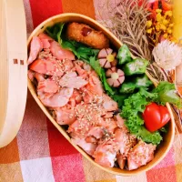 鮭フレーク弁当
　鮭アラの塩焼きフレーク
　季節のお野菜
　シャウエッセン

美味しくできました✨|ふかふかごはんさん