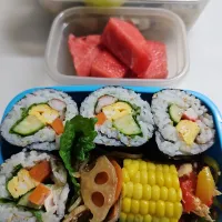 ☆夏休み小学生弁当☆海苔巻き(人参煮、椎茸煮、卵焼き、胡瓜、大葉、カニカマ)、とうもろこし、蓮金平、無限ピーマン、スイカ|ｼｮｺﾗさん