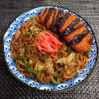 モリモリ焼きそば＆コロッケ♪ムスコの置きランチ|からあげビールさん