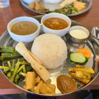 テーブルからはみ出るサービス満点カレー|tetsuya fujiさん