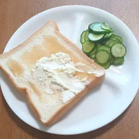 食パンにハチミツとホイップチーズを塗って、きゅうりの酢の物と共に|ナナさん