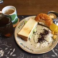トーストサンドイッチ、白あんぱん、ふりかけご飯、沢庵、黒酢ニンニク、ツナマヨ、ホットコーヒー、烏龍茶(朝ご飯)|enarinさん