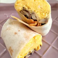 Scrambled eggs mushrooms wrap with kewpie mayo + chilli crisps lao gan ma 😁😋😜🤤|🍒lynnlicious🍒さん
