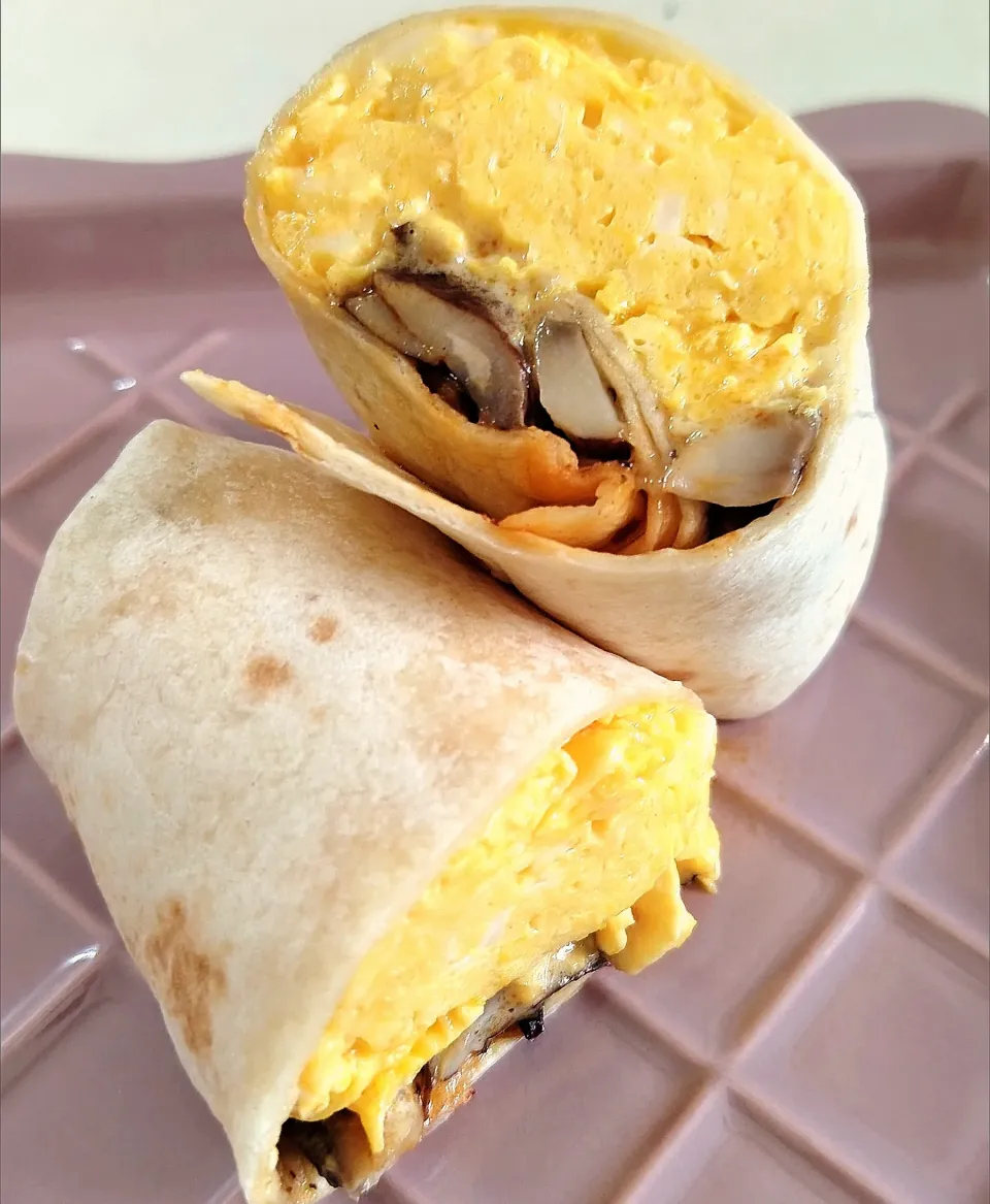 Scrambled eggs mushrooms wrap with kewpie mayo + chilli crisps lao gan ma 😁😋😜🤤|🍒lynnlicious🍒さん