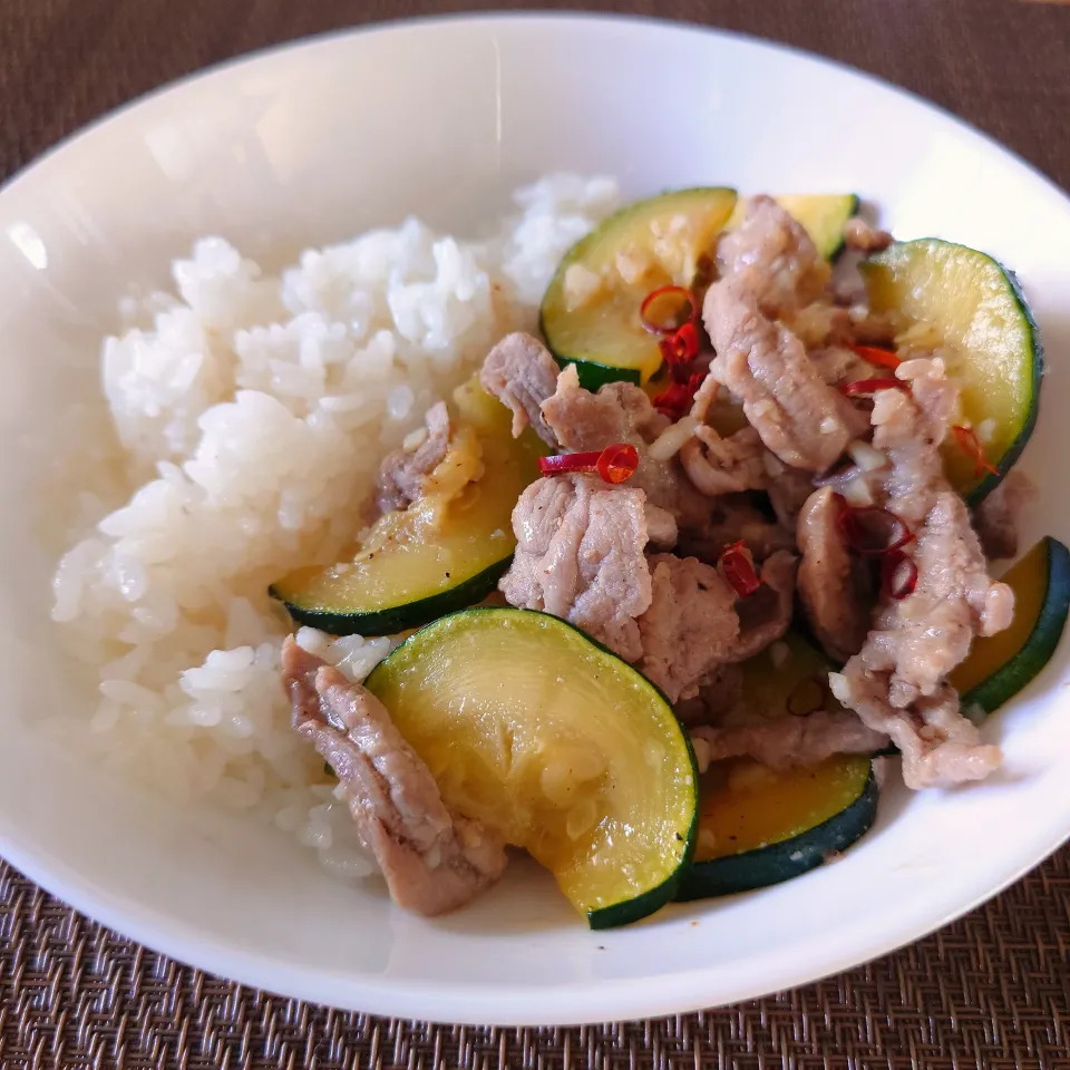 豚肉とズッキーニのうま塩にんにく炒め|万葉さん