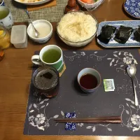 そうめん、刻みみょうが,大根おろし、おにぎり、沢庵、黒酢ニンニク、熱い日本茶、烏龍茶(昼飯)|enarinさん