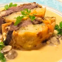 #牛肉とじゃがいものパイ包みクリームマッシュルームソース|金井義則さん