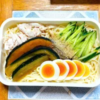 今日のひやむぎ弁当。野菜の揚げ浸しとササミ。|ちはるさん