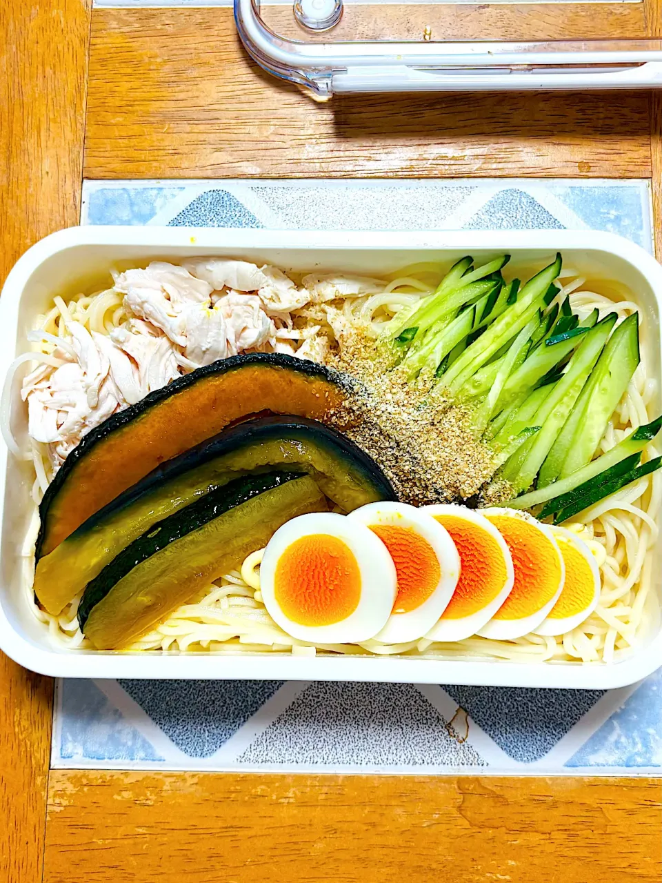 今日のひやむぎ弁当。野菜の揚げ浸しとササミ。|ちはるさん