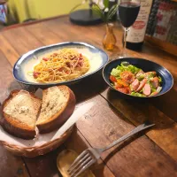 プラム・ペペロンチーノと石窯チーズパンとソーセージと焼きトマトのサラダ|KEITAさん