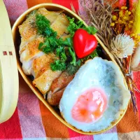 チキンソテー弁当
　チキンソテー
　目玉焼き
　
美味しくできました✨|ふかふかごはんさん