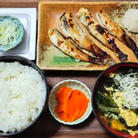 今日の朝ごはん（ごはんは千葉県産粒すけ、シロギスの塩麹漬、納豆、小松菜とわかめと卵のみそ汁、生姜みそ）| Mars＠釜飯作り研究中さん