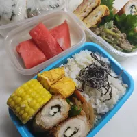 ☆夏休み小学生弁当☆もち麦入りごはん、塩昆布、蓮金平、カニカマ卵焼き、ササミチーズカツ、とうもろこし、スイカ|ｼｮｺﾗさん