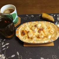 3種チーズのオートミール餅グラタン、ホットコーヒー、六条麦茶、冷やしバナナ(朝飯)| enarinさん