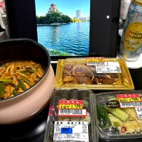 メニューがいまいちだったので、買ってきて寮で晩ごはん😋|すかラインさん