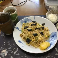 大豆のお肉入り炒飯、沢庵、具材入りタマネギスープ、グラニュー糖入りヨーグルト(昼飯)|enarinさん