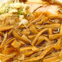 【1956年創業】 
中華そば 共楽 
竹の子そば (葱多め、1,050円) 
＋麺大盛 (50g、50円) 
＋生卵 (別椀、50円) 
@銀座2分、銀座一丁目、東銀座 
(JR有楽町駅から徒歩6分) 
25197
〈醤99塩30噌󠄀16タ7昆9出9F11
冷15混1〉