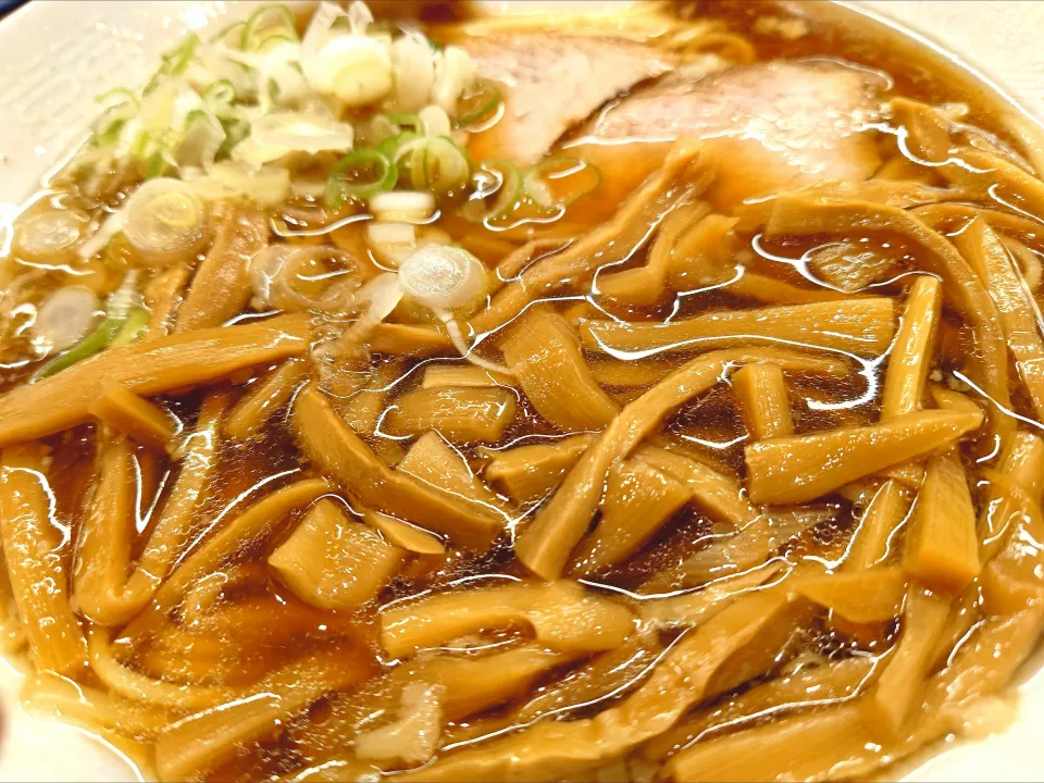 【1956年創業】 
中華そば 共楽 
竹の子そば (葱多め、1,050円) 
＋麺大盛 (50g、50円) 
＋生卵 (別椀、50円) 
@銀座2分、銀座一丁目、東銀座 
(JR有楽町駅から徒歩6分) 
25197
〈醤99塩30噌󠄀16タ7昆9出9F11
冷15混1〉|大脇さん