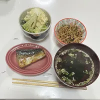 晩御飯☆大豆のお肉と豆苗の炒め物☆鯖☆サラダ（ゆで卵・ブロッコリー）☆インスタントワカメスープ| Saharaさん