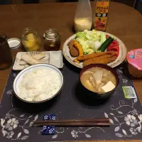 ご飯、カニクリームコロッケ&子持ち樺太ししゃもフライ,かぼちゃの素揚げ、トマト,レタス,きゅうり,笹かまぼこ、きのこ味噌汁、沢庵、黒酢ニンニク、六条麦茶、白桃ゼリー(夕飯)|enarinさん