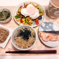 鮭の塩焼き、カレー炒め(ゴーヤ、鳥挽肉、パプリカ、しめじ)| さくらまるさん