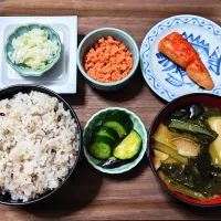 今日の朝ごはん（十六穀ごはんに辛子明太子、鮭フレーク、納豆、小松菜とエリンギとわかめのみそ汁、きゅうりとなす漬）|Mars＠釜飯作り研究中さん