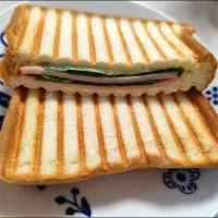 ハムスライスチーズ大葉のホットサンド(コリアンホットマヨネーズ味)