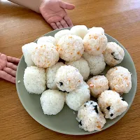 ＊夏休み🌻ちびたんとべびたんのお手伝い〜朝食におにぎり作り🍙＊|＊抹茶＊さん